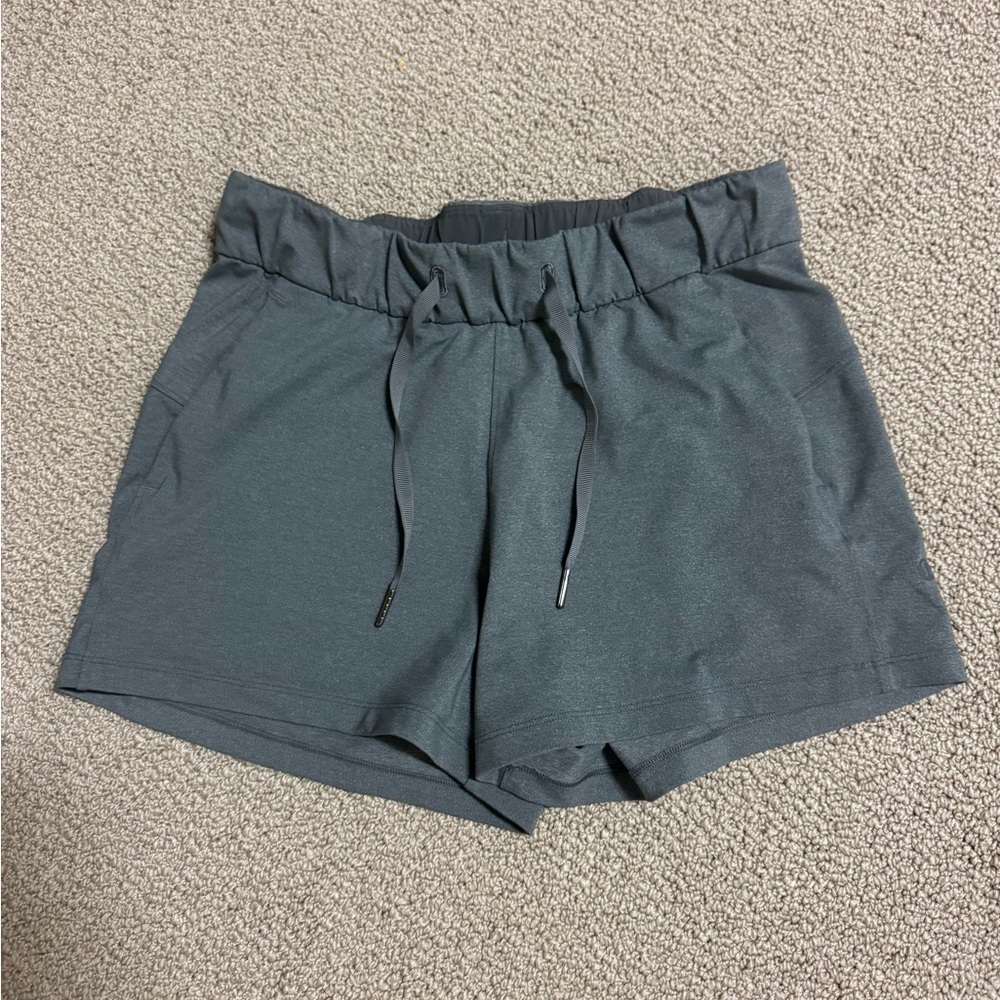 LULULEMON ON THE FLY SHORTS 2.5”